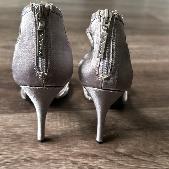 Nina NY / Women’s dress silver w/rhinestones shoe Size 7.5 - Picture 4 of 5